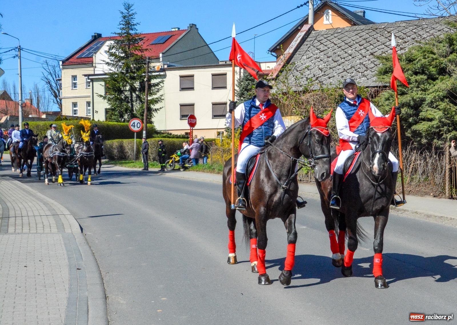 Zdjęcie w galerii na portalu naszraciborz.pl: Pietrowice Wielkie: 101 koni, policjanci w siodle i husaria - wielkanocna tradycja procesji błagalnej [FOTO i WIDEO] wiadomości z regionu