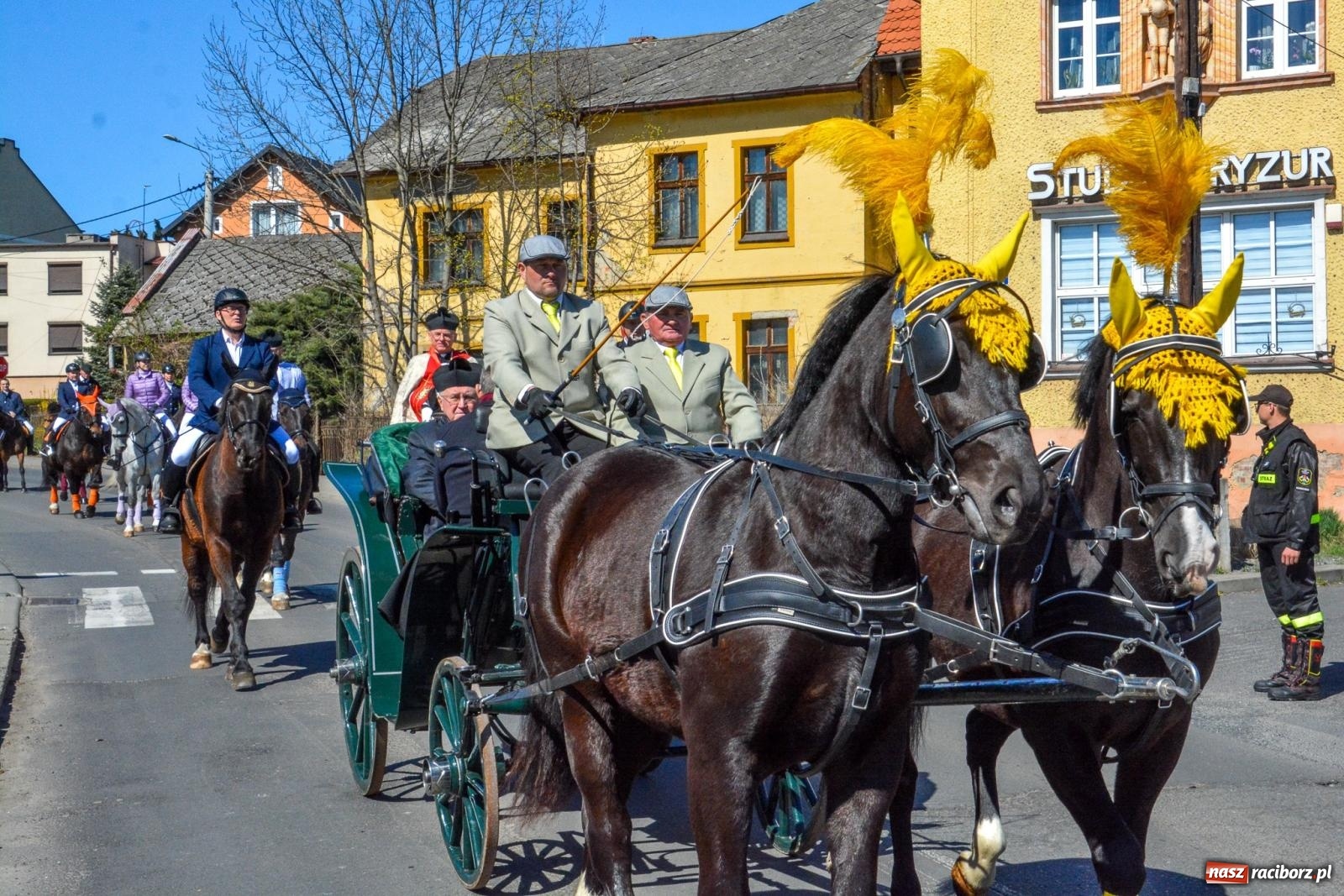 Zdjęcie w galerii na portalu naszraciborz.pl: Pietrowice Wielkie: 101 koni, policjanci w siodle i husaria - wielkanocna tradycja procesji błagalnej [FOTO i WIDEO] wiadomości z regionu