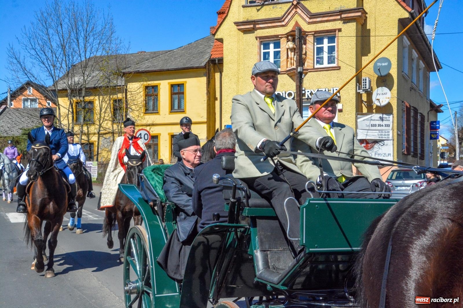 Zdjęcie w galerii na portalu naszraciborz.pl: Pietrowice Wielkie: 101 koni, policjanci w siodle i husaria - wielkanocna tradycja procesji błagalnej [FOTO i WIDEO] wiadomości z regionu