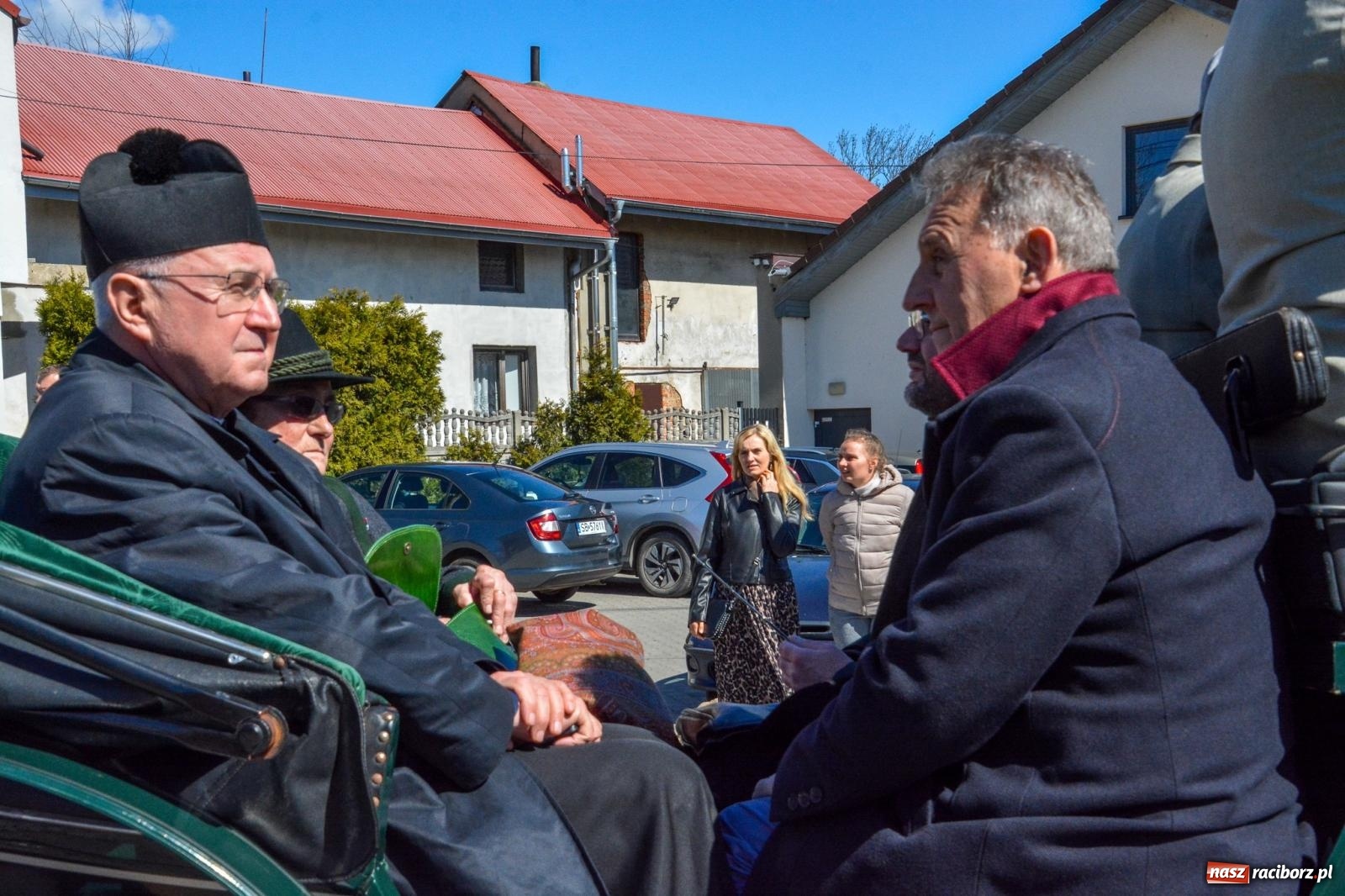 Zdjęcie w galerii na portalu naszraciborz.pl: Pietrowice Wielkie: 101 koni, policjanci w siodle i husaria - wielkanocna tradycja procesji błagalnej [FOTO i WIDEO] wiadomości z regionu