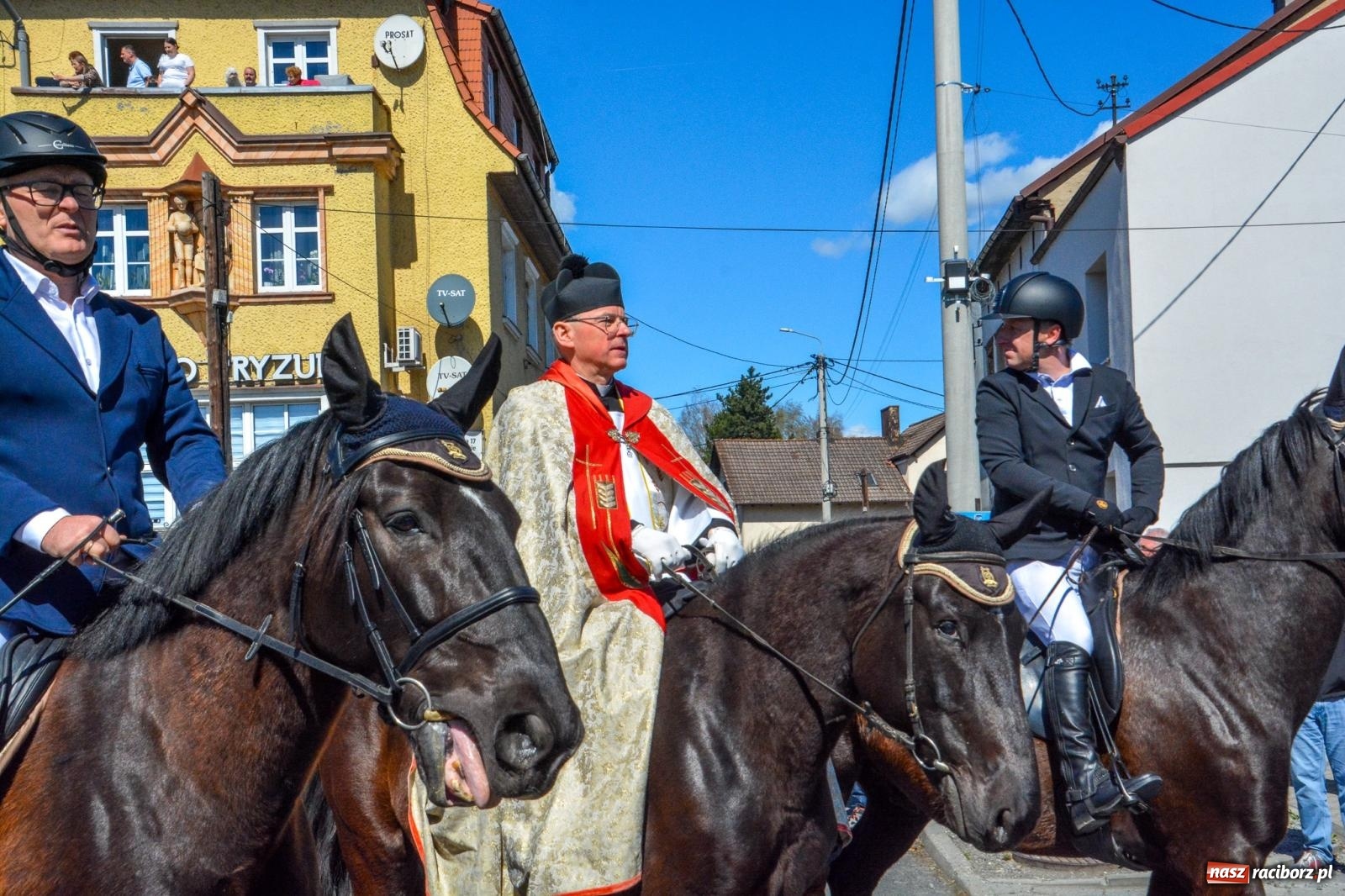 Zdjęcie w galerii na portalu naszraciborz.pl: Pietrowice Wielkie: 101 koni, policjanci w siodle i husaria - wielkanocna tradycja procesji błagalnej [FOTO i WIDEO] wiadomości z regionu
