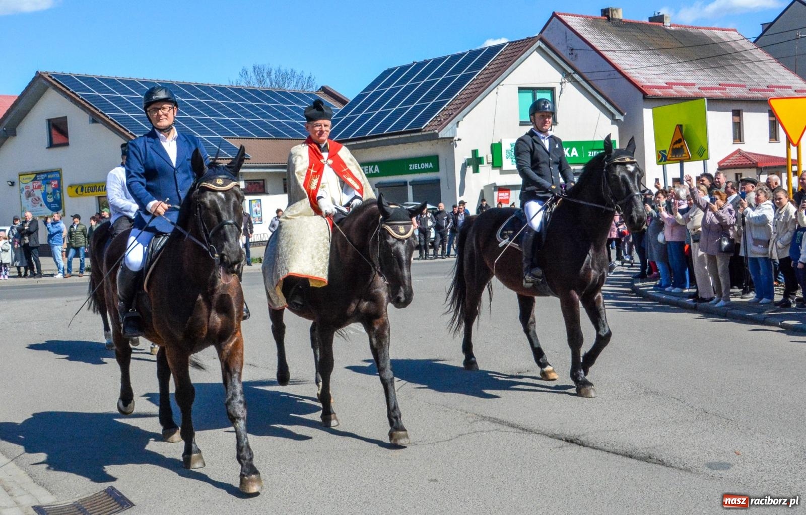 Zdjęcie w galerii na portalu naszraciborz.pl: Pietrowice Wielkie: 101 koni, policjanci w siodle i husaria - wielkanocna tradycja procesji błagalnej [FOTO i WIDEO] wiadomości z regionu