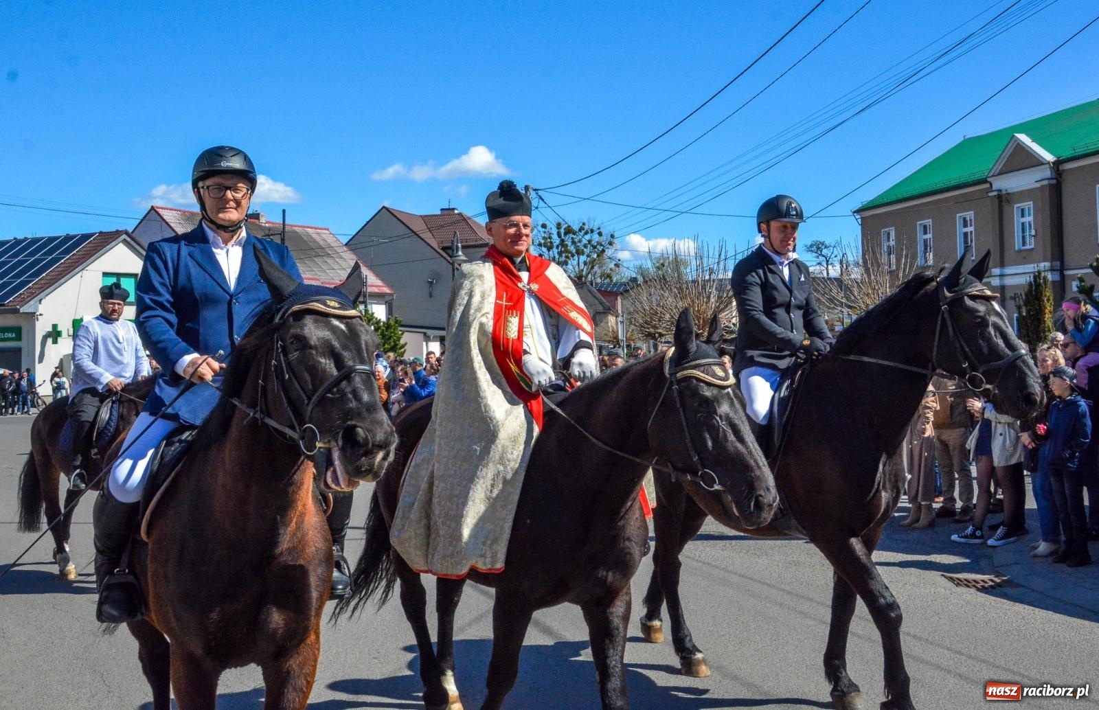 Zdjęcie w galerii na portalu naszraciborz.pl: Pietrowice Wielkie: 101 koni, policjanci w siodle i husaria - wielkanocna tradycja procesji błagalnej [FOTO i WIDEO] wiadomości z regionu