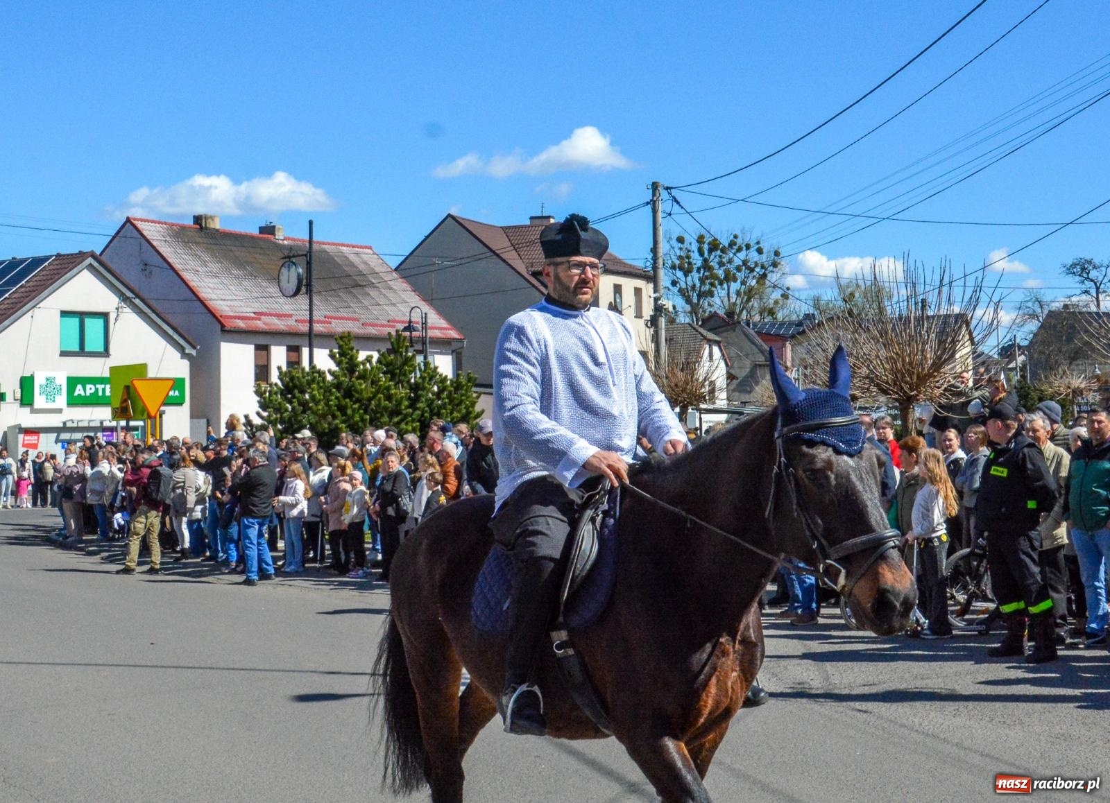 Zdjęcie w galerii na portalu naszraciborz.pl: Pietrowice Wielkie: 101 koni, policjanci w siodle i husaria - wielkanocna tradycja procesji błagalnej [FOTO i WIDEO] wiadomości z regionu