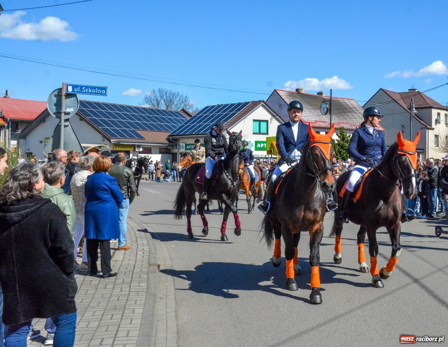 Zdjęcie w galerii na portalu naszraciborz.pl: Pietrowice Wielkie: 101 koni, policjanci w siodle i husaria - wielkanocna tradycja procesji błagalnej [FOTO i WIDEO] wiadomości z regionu