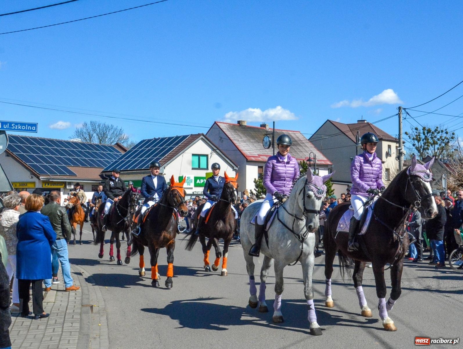 Zdjęcie w galerii na portalu naszraciborz.pl: Pietrowice Wielkie: 101 koni, policjanci w siodle i husaria - wielkanocna tradycja procesji błagalnej [FOTO i WIDEO] wiadomości z regionu