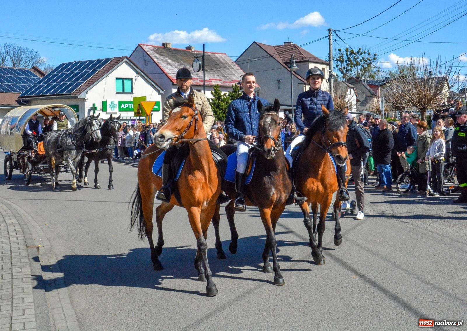 Zdjęcie w galerii na portalu naszraciborz.pl: Pietrowice Wielkie: 101 koni, policjanci w siodle i husaria - wielkanocna tradycja procesji błagalnej [FOTO i WIDEO] wiadomości z regionu