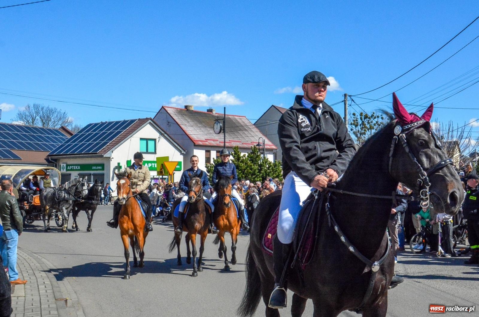Zdjęcie w galerii na portalu naszraciborz.pl: Pietrowice Wielkie: 101 koni, policjanci w siodle i husaria - wielkanocna tradycja procesji błagalnej [FOTO i WIDEO] wiadomości z regionu