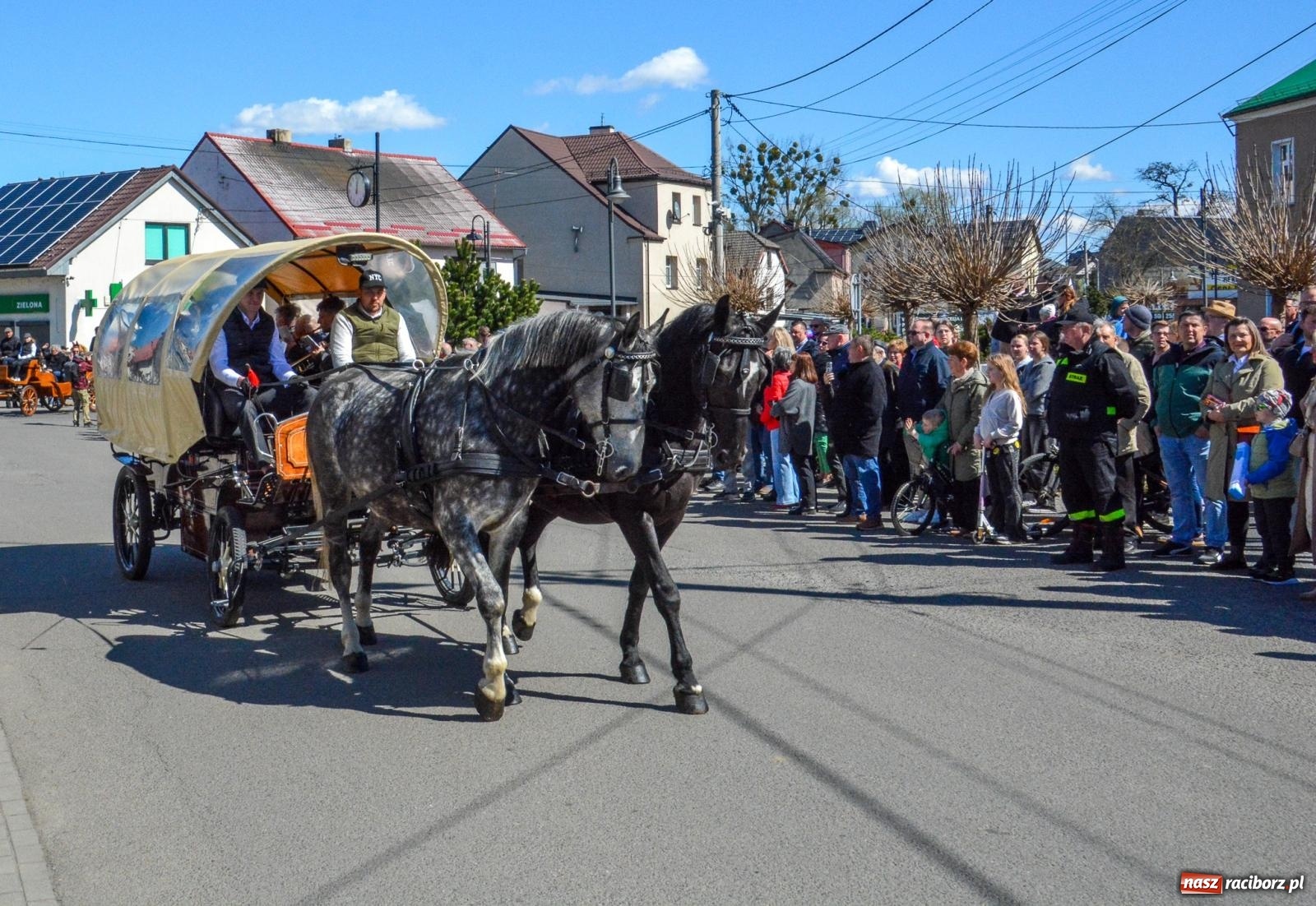 Zdjęcie w galerii na portalu naszraciborz.pl: Pietrowice Wielkie: 101 koni, policjanci w siodle i husaria - wielkanocna tradycja procesji błagalnej [FOTO i WIDEO] wiadomości z regionu