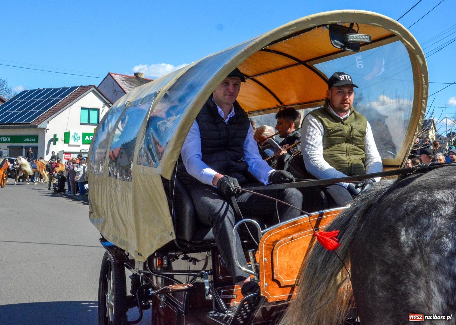 Zdjęcie w galerii na portalu naszraciborz.pl: Pietrowice Wielkie: 101 koni, policjanci w siodle i husaria - wielkanocna tradycja procesji błagalnej [FOTO i WIDEO] wiadomości z regionu