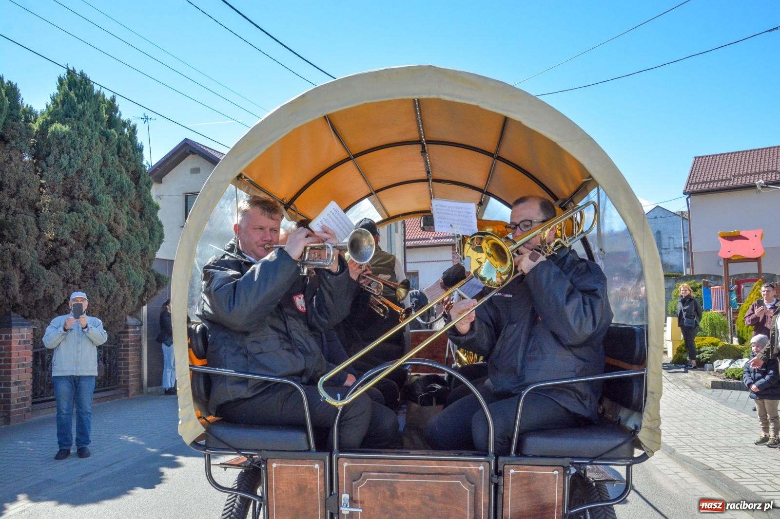 Zdjęcie w galerii na portalu naszraciborz.pl: Pietrowice Wielkie: 101 koni, policjanci w siodle i husaria - wielkanocna tradycja procesji błagalnej [FOTO i WIDEO] wiadomości z regionu