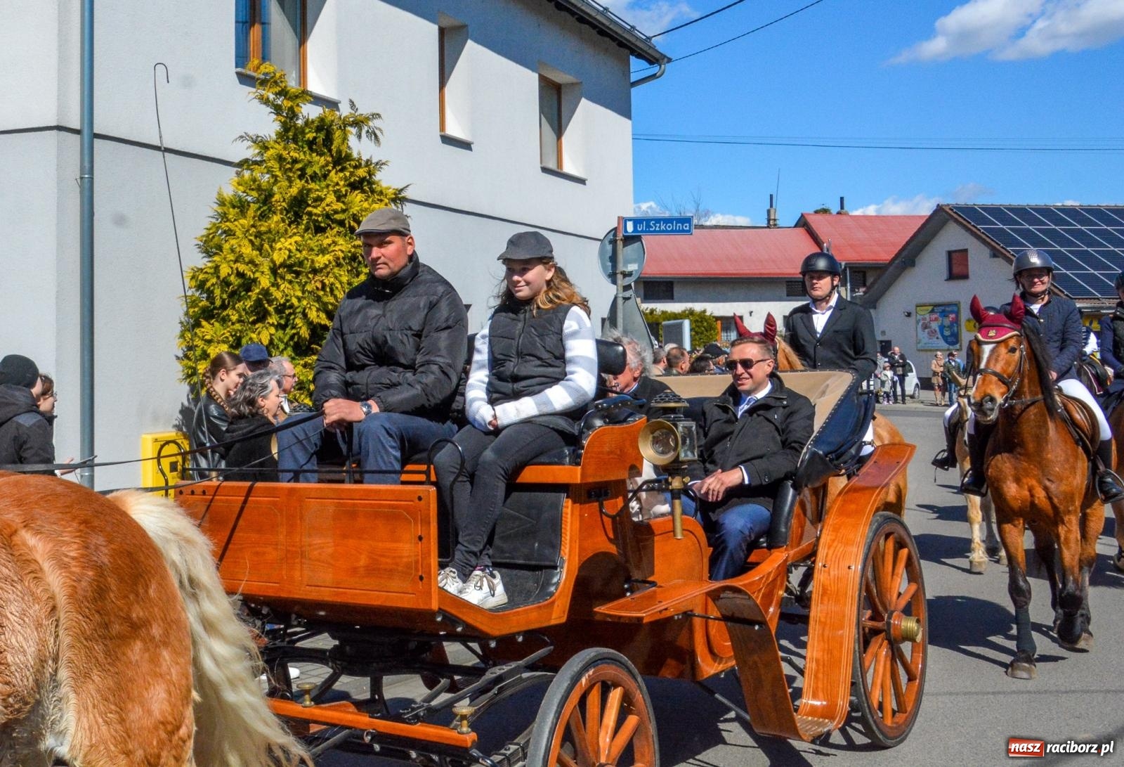 Zdjęcie w galerii na portalu naszraciborz.pl: Pietrowice Wielkie: 101 koni, policjanci w siodle i husaria - wielkanocna tradycja procesji błagalnej [FOTO i WIDEO] wiadomości z regionu
