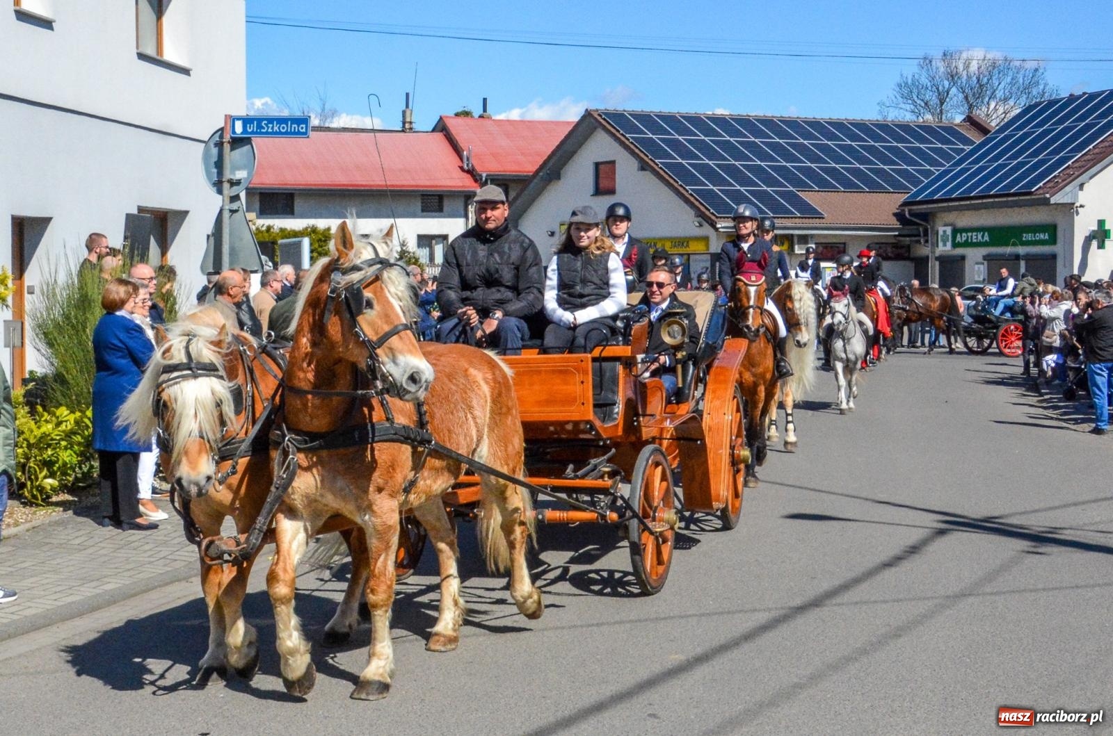 Zdjęcie w galerii na portalu naszraciborz.pl: Pietrowice Wielkie: 101 koni, policjanci w siodle i husaria - wielkanocna tradycja procesji błagalnej [FOTO i WIDEO] wiadomości z regionu