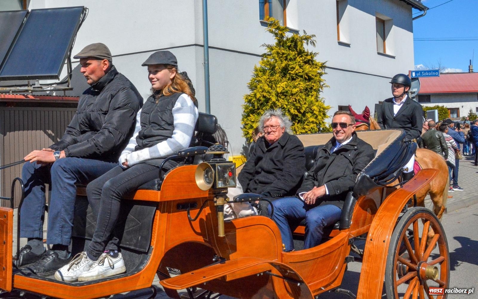 Zdjęcie w galerii na portalu naszraciborz.pl: Pietrowice Wielkie: 101 koni, policjanci w siodle i husaria - wielkanocna tradycja procesji błagalnej [FOTO i WIDEO] wiadomości z regionu