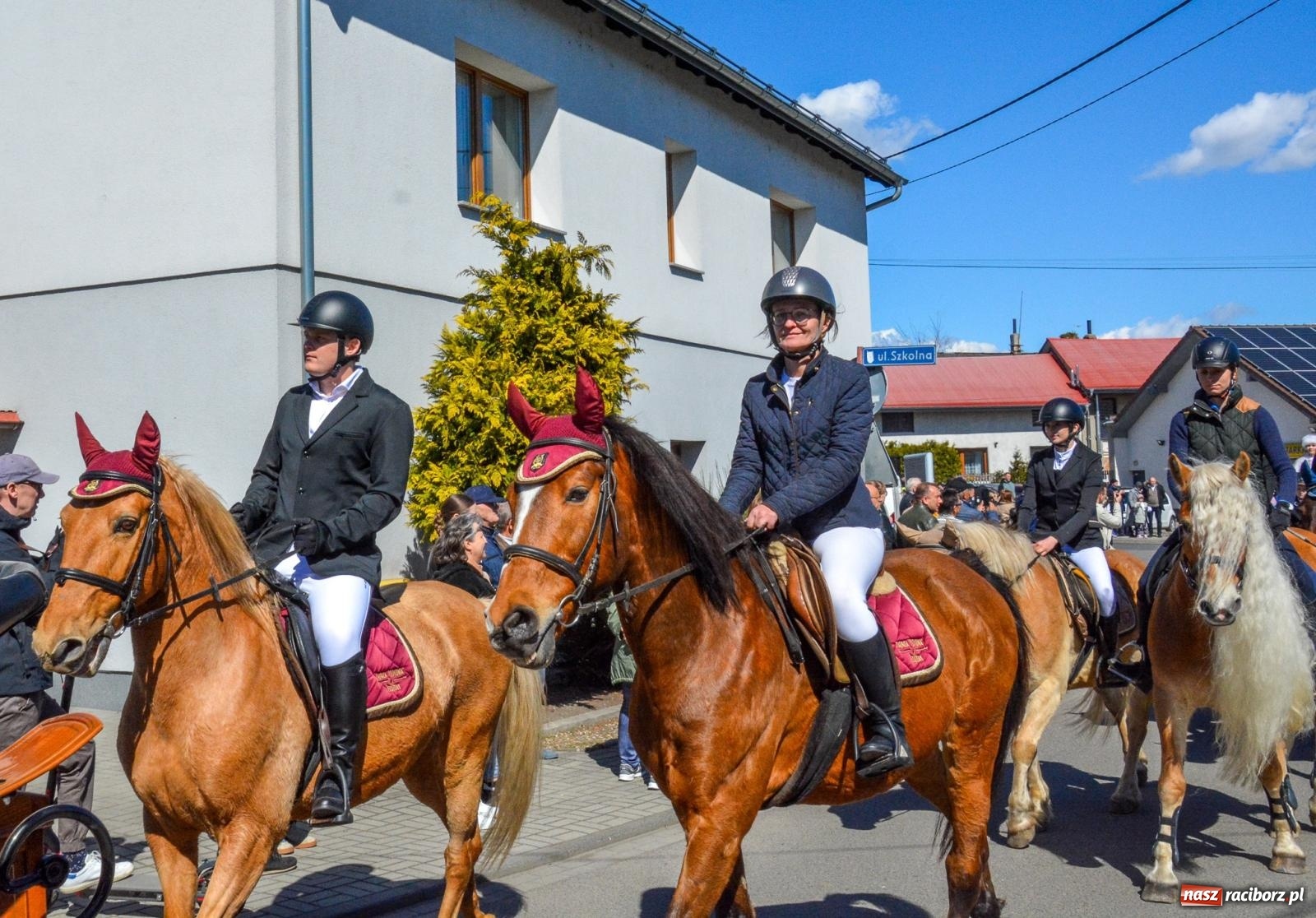Zdjęcie w galerii na portalu naszraciborz.pl: Pietrowice Wielkie: 101 koni, policjanci w siodle i husaria - wielkanocna tradycja procesji błagalnej [FOTO i WIDEO] wiadomości z regionu