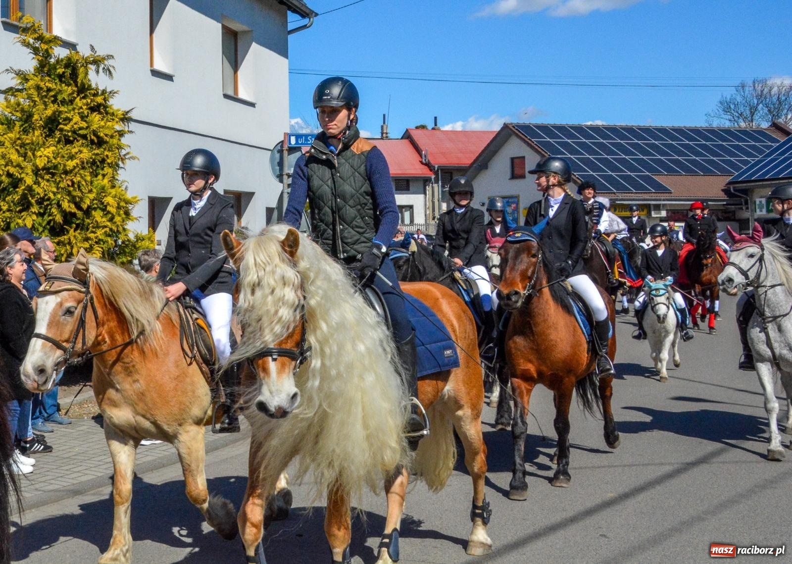Zdjęcie w galerii na portalu naszraciborz.pl: Pietrowice Wielkie: 101 koni, policjanci w siodle i husaria - wielkanocna tradycja procesji błagalnej [FOTO i WIDEO] wiadomości z regionu
