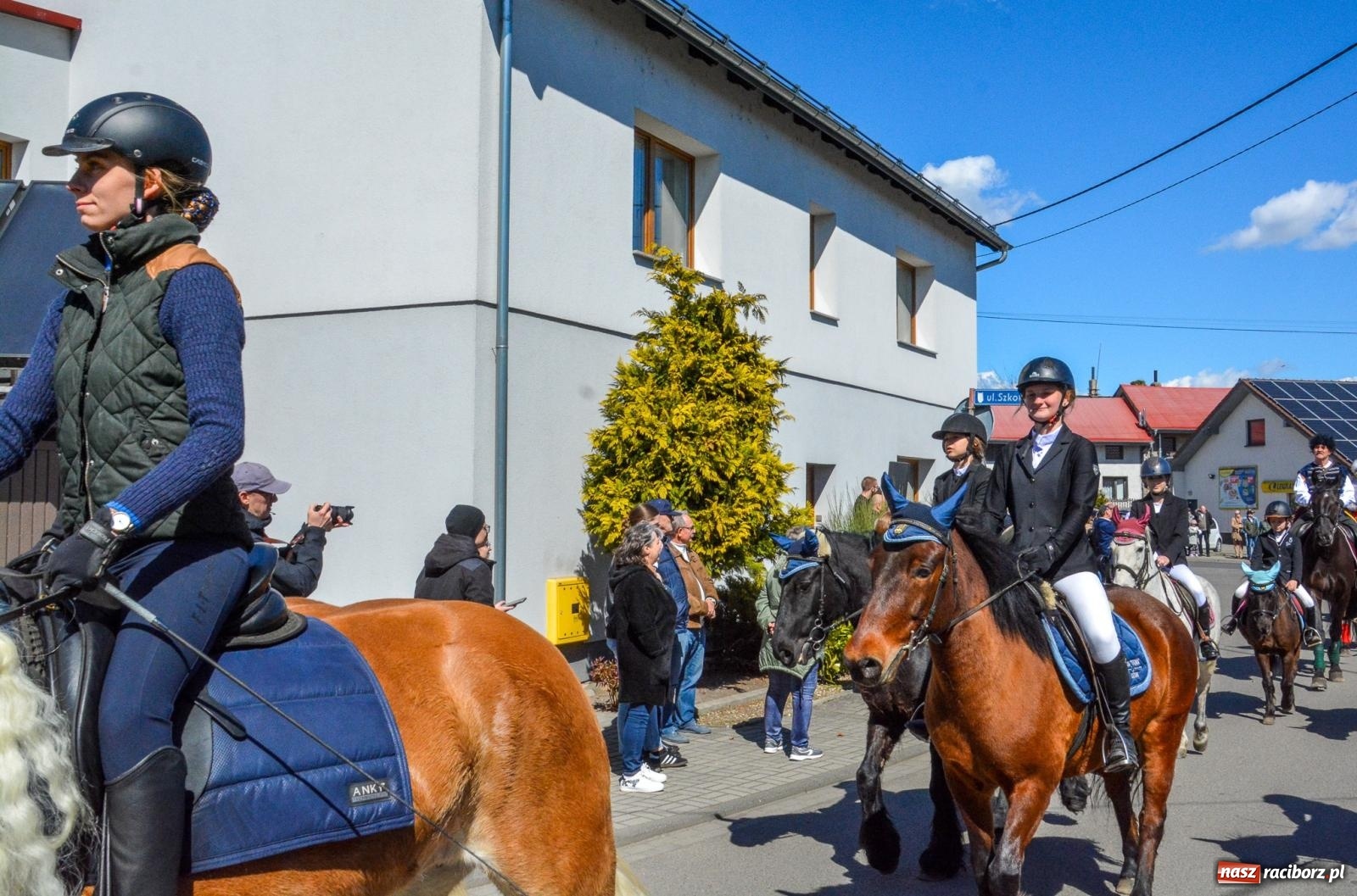 Zdjęcie w galerii na portalu naszraciborz.pl: Pietrowice Wielkie: 101 koni, policjanci w siodle i husaria - wielkanocna tradycja procesji błagalnej [FOTO i WIDEO] wiadomości z regionu