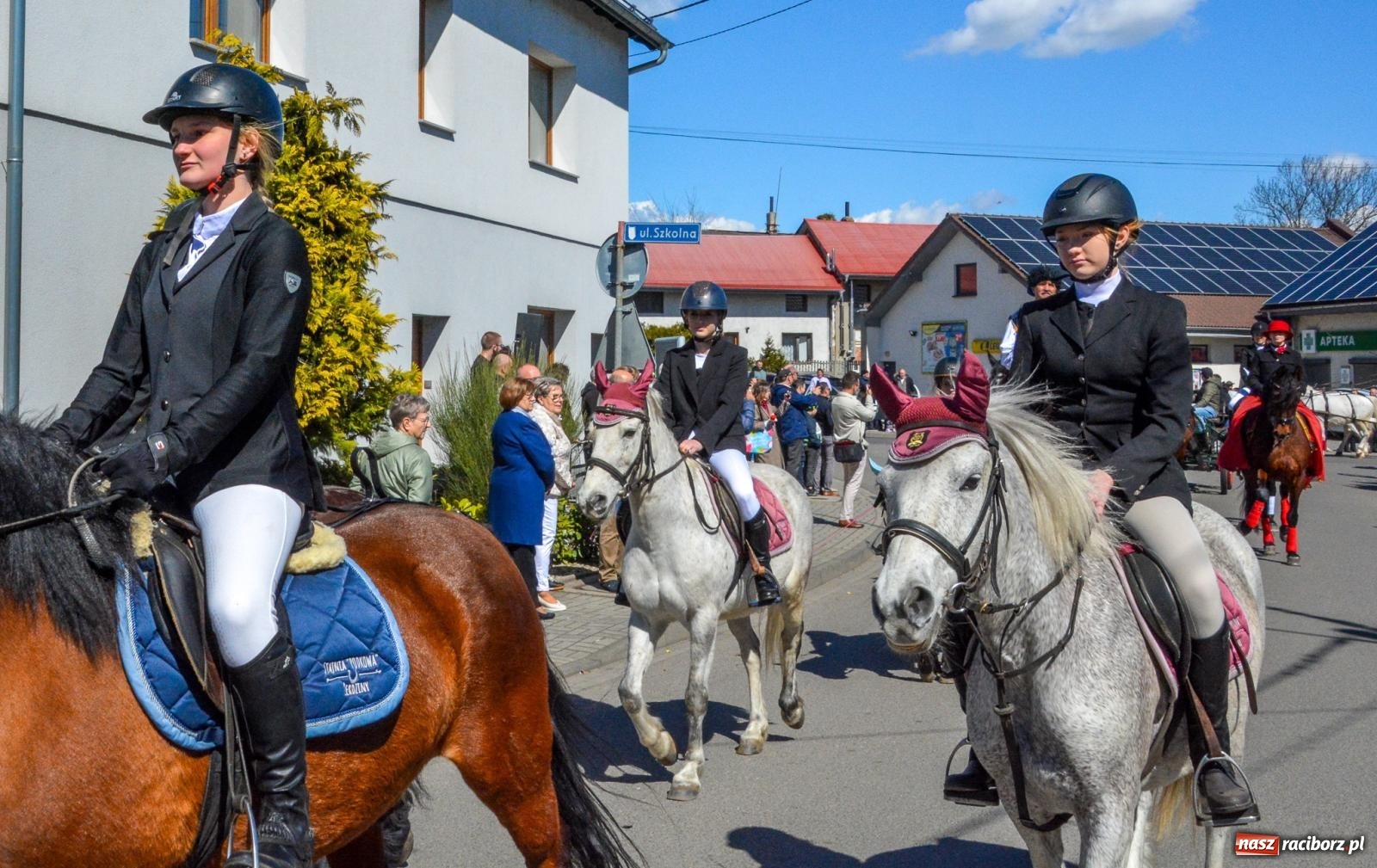 Zdjęcie w galerii na portalu naszraciborz.pl: Pietrowice Wielkie: 101 koni, policjanci w siodle i husaria - wielkanocna tradycja procesji błagalnej [FOTO i WIDEO] wiadomości z regionu