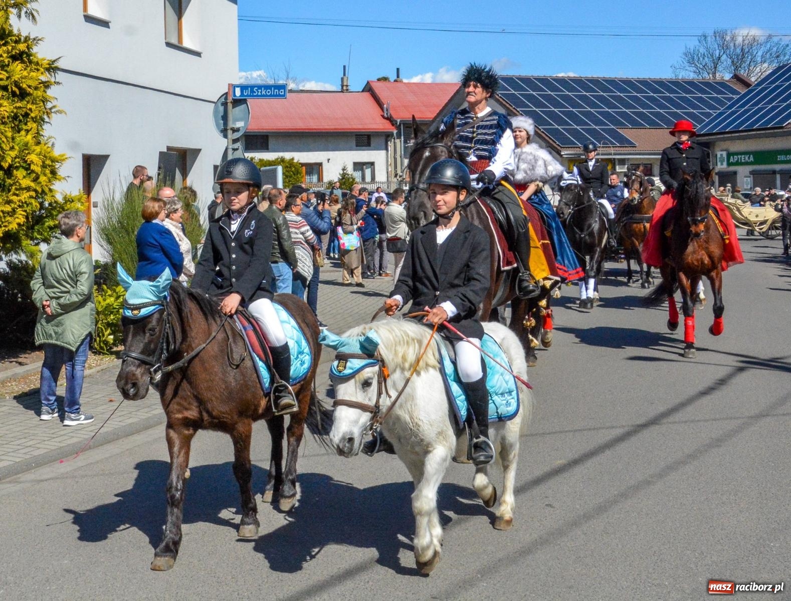 Zdjęcie w galerii na portalu naszraciborz.pl: Pietrowice Wielkie: 101 koni, policjanci w siodle i husaria - wielkanocna tradycja procesji błagalnej [FOTO i WIDEO] wiadomości z regionu