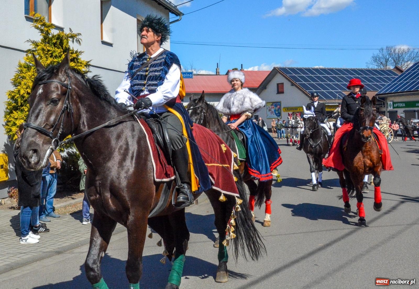 Zdjęcie w galerii na portalu naszraciborz.pl: Pietrowice Wielkie: 101 koni, policjanci w siodle i husaria - wielkanocna tradycja procesji błagalnej [FOTO i WIDEO] wiadomości z regionu