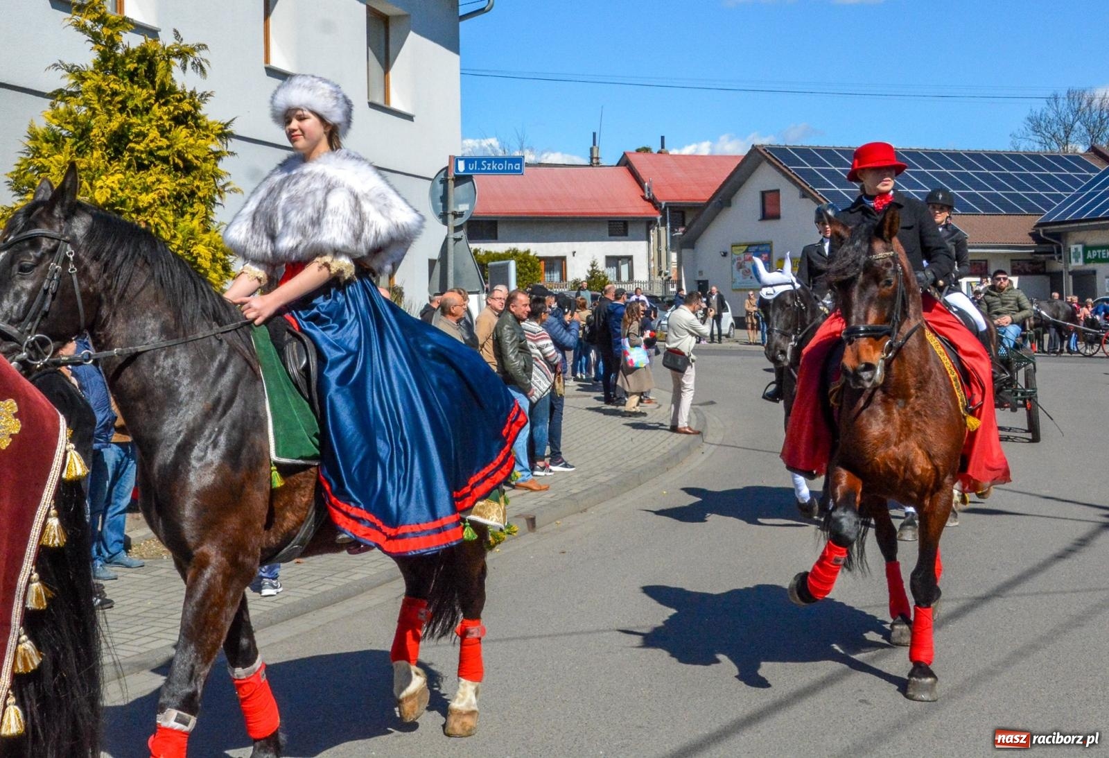 Zdjęcie w galerii na portalu naszraciborz.pl: Pietrowice Wielkie: 101 koni, policjanci w siodle i husaria - wielkanocna tradycja procesji błagalnej [FOTO i WIDEO] wiadomości z regionu