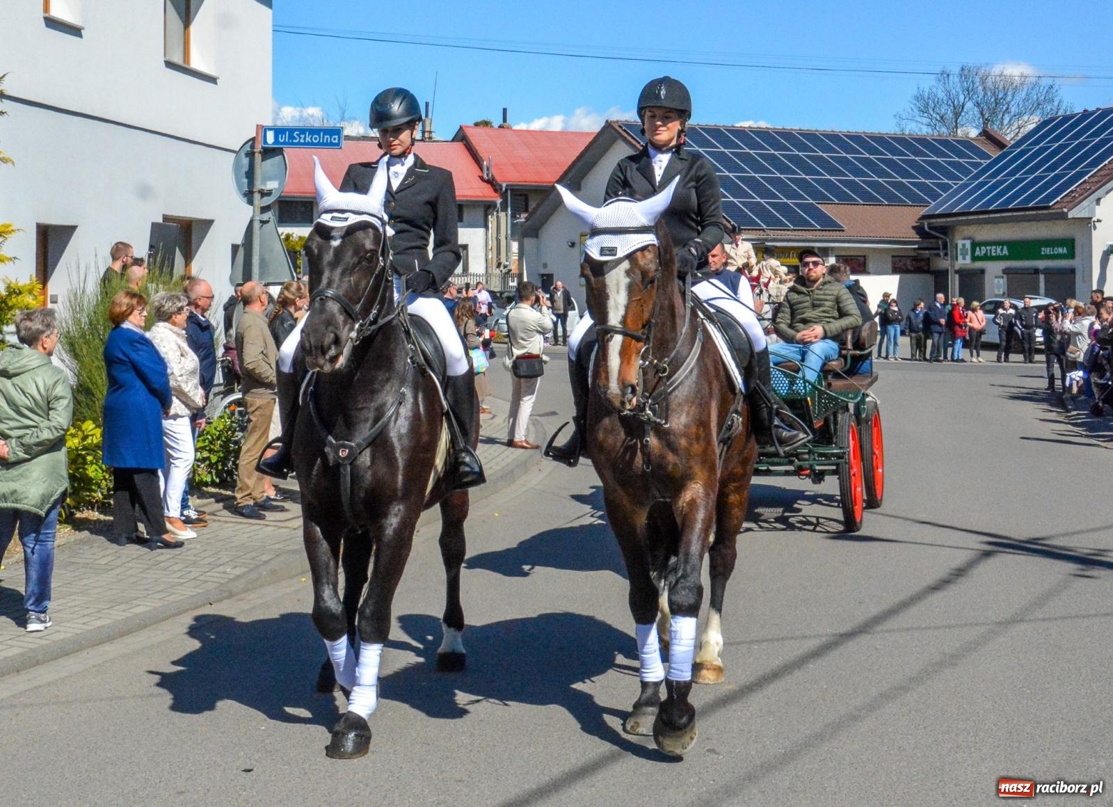 Zdjęcie w galerii na portalu naszraciborz.pl: Pietrowice Wielkie: 101 koni, policjanci w siodle i husaria - wielkanocna tradycja procesji błagalnej [FOTO i WIDEO] wiadomości z regionu