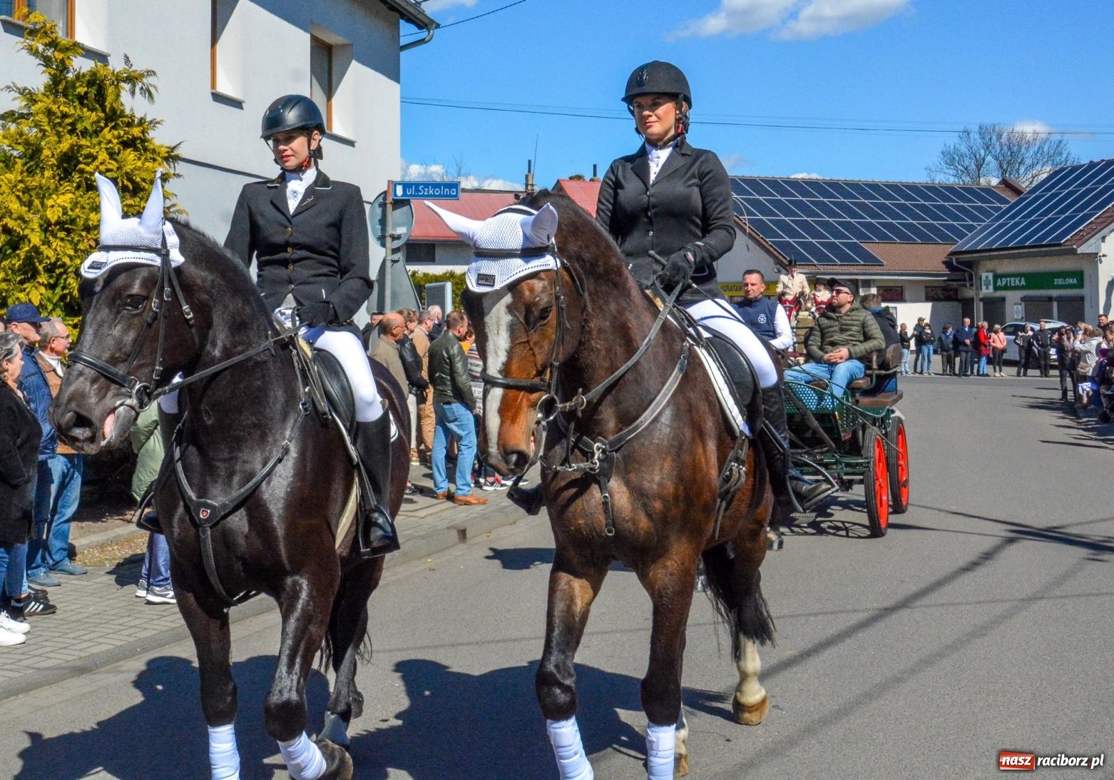 Zdjęcie w galerii na portalu naszraciborz.pl: Pietrowice Wielkie: 101 koni, policjanci w siodle i husaria - wielkanocna tradycja procesji błagalnej [FOTO i WIDEO] wiadomości z regionu