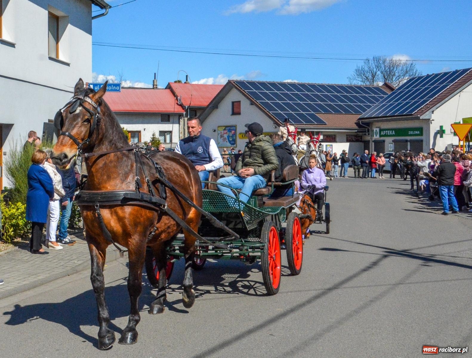 Zdjęcie w galerii na portalu naszraciborz.pl: Pietrowice Wielkie: 101 koni, policjanci w siodle i husaria - wielkanocna tradycja procesji błagalnej [FOTO i WIDEO] wiadomości z regionu