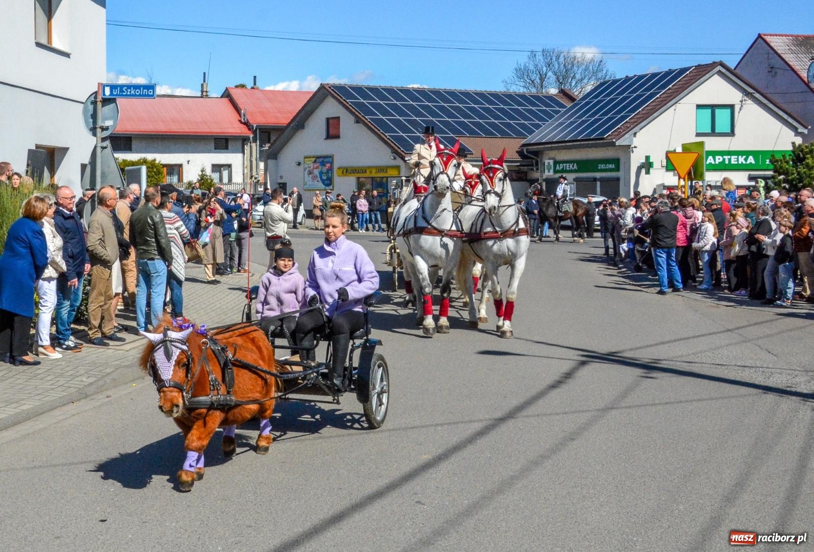Zdjęcie w galerii na portalu naszraciborz.pl: Pietrowice Wielkie: 101 koni, policjanci w siodle i husaria - wielkanocna tradycja procesji błagalnej [FOTO i WIDEO] wiadomości z regionu