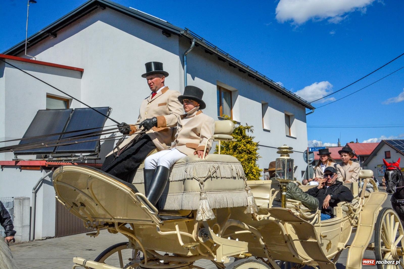 Zdjęcie w galerii na portalu naszraciborz.pl: Pietrowice Wielkie: 101 koni, policjanci w siodle i husaria - wielkanocna tradycja procesji błagalnej [FOTO i WIDEO] wiadomości z regionu