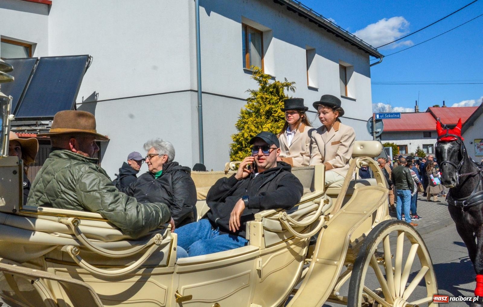 Zdjęcie w galerii na portalu naszraciborz.pl: Pietrowice Wielkie: 101 koni, policjanci w siodle i husaria - wielkanocna tradycja procesji błagalnej [FOTO i WIDEO] wiadomości z regionu