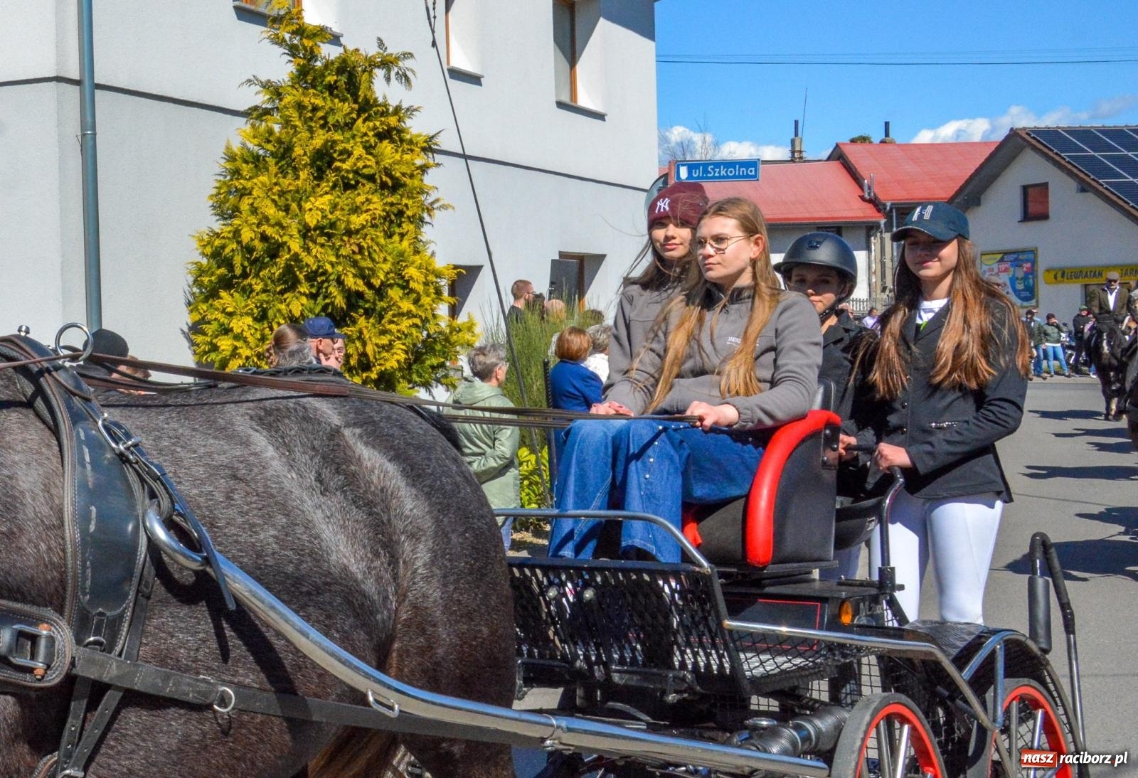 Zdjęcie w galerii na portalu naszraciborz.pl: Pietrowice Wielkie: 101 koni, policjanci w siodle i husaria - wielkanocna tradycja procesji błagalnej [FOTO i WIDEO] wiadomości z regionu