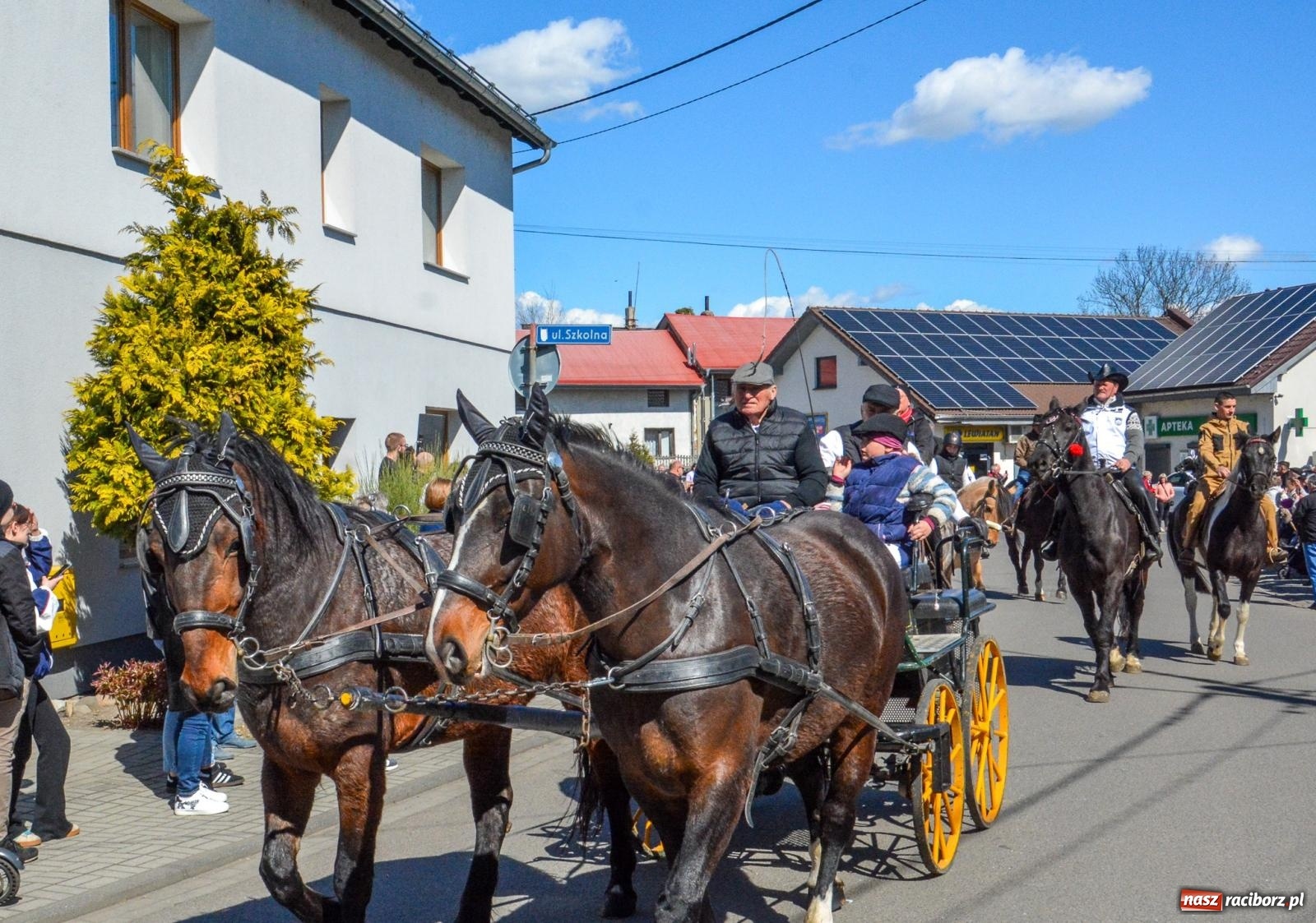 Zdjęcie w galerii na portalu naszraciborz.pl: Pietrowice Wielkie: 101 koni, policjanci w siodle i husaria - wielkanocna tradycja procesji błagalnej [FOTO i WIDEO] wiadomości z regionu