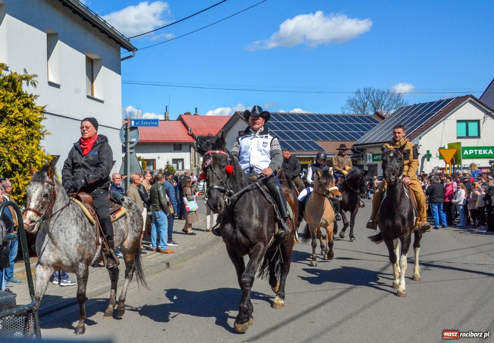 Zdjęcie w galerii na portalu naszraciborz.pl: Pietrowice Wielkie: 101 koni, policjanci w siodle i husaria - wielkanocna tradycja procesji błagalnej [FOTO i WIDEO] wiadomości z regionu