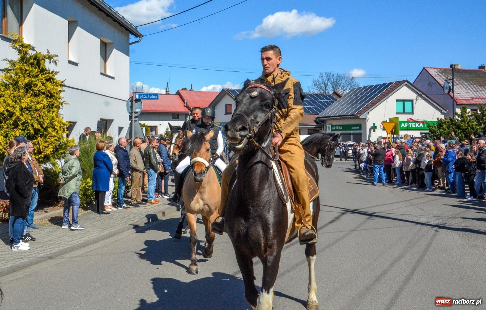 Zdjęcie w galerii na portalu naszraciborz.pl: Pietrowice Wielkie: 101 koni, policjanci w siodle i husaria - wielkanocna tradycja procesji błagalnej [FOTO i WIDEO] wiadomości z regionu