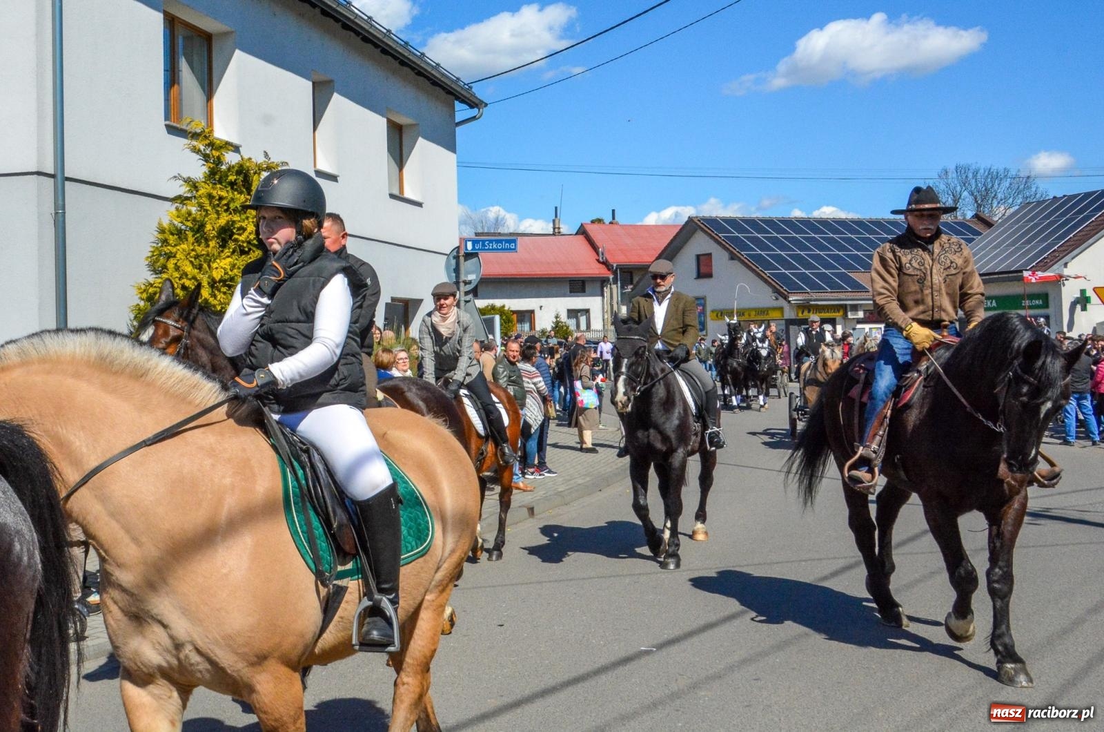 Zdjęcie w galerii na portalu naszraciborz.pl: Pietrowice Wielkie: 101 koni, policjanci w siodle i husaria - wielkanocna tradycja procesji błagalnej [FOTO i WIDEO] wiadomości z regionu