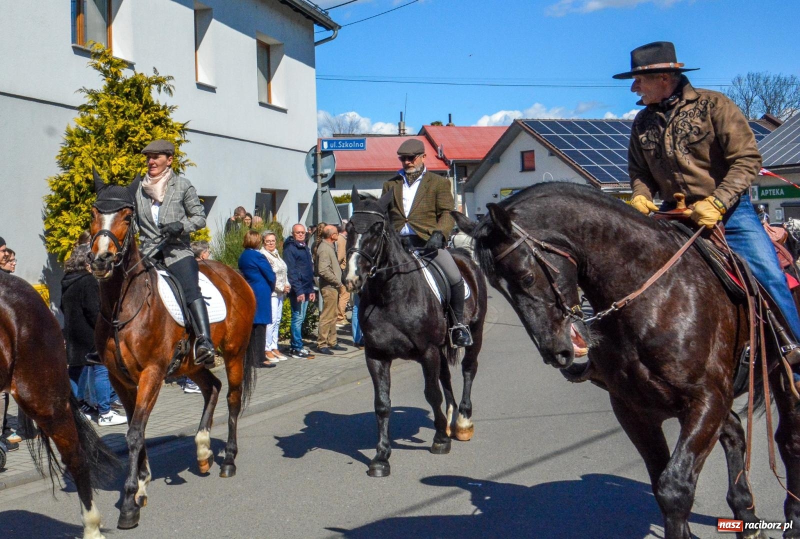 Zdjęcie w galerii na portalu naszraciborz.pl: Pietrowice Wielkie: 101 koni, policjanci w siodle i husaria - wielkanocna tradycja procesji błagalnej [FOTO i WIDEO] wiadomości z regionu