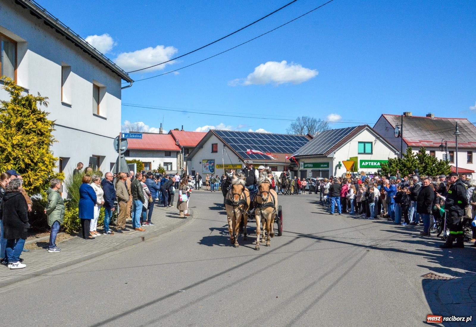 Zdjęcie w galerii na portalu naszraciborz.pl: Pietrowice Wielkie: 101 koni, policjanci w siodle i husaria - wielkanocna tradycja procesji błagalnej [FOTO i WIDEO] wiadomości z regionu