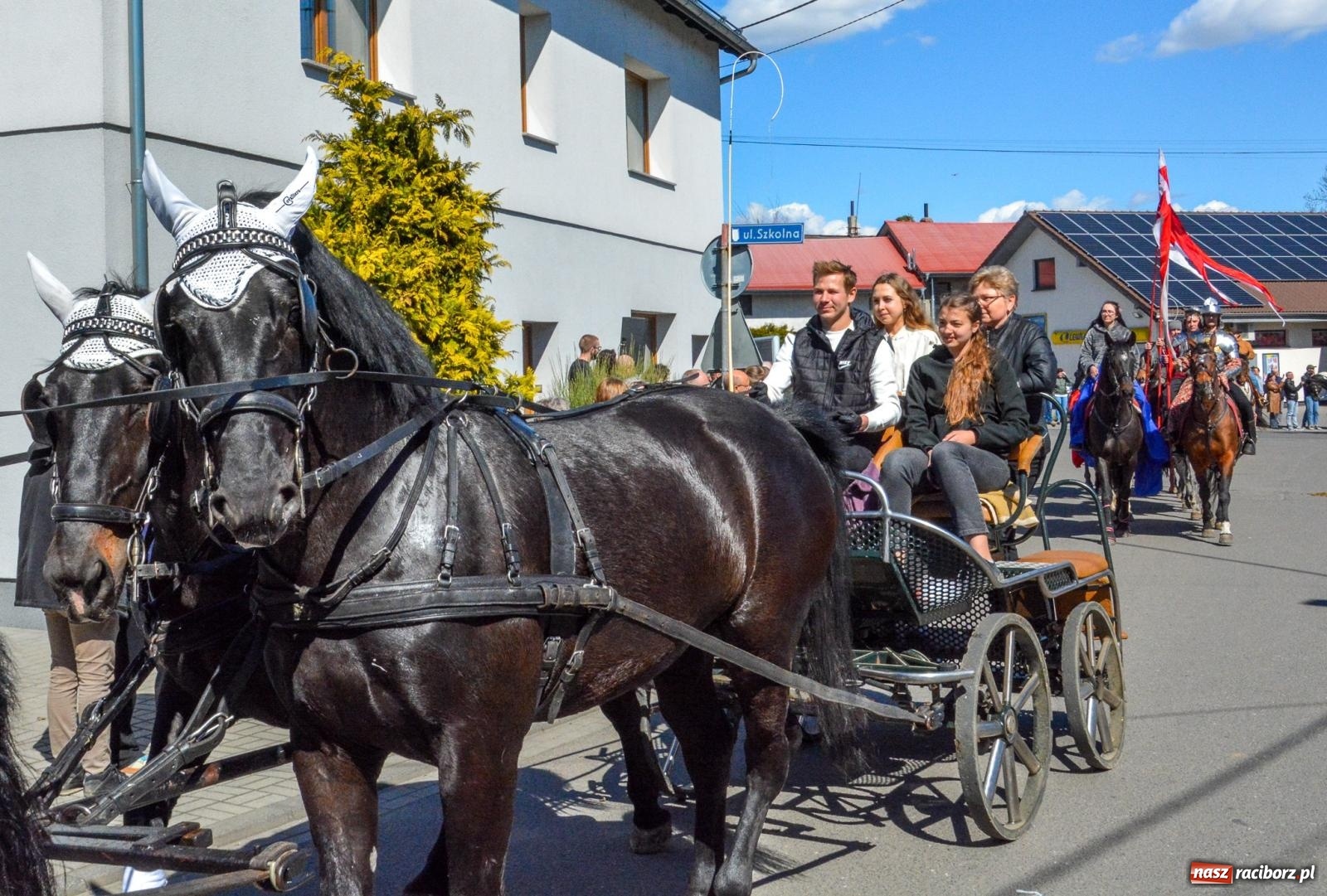 Zdjęcie w galerii na portalu naszraciborz.pl: Pietrowice Wielkie: 101 koni, policjanci w siodle i husaria - wielkanocna tradycja procesji błagalnej [FOTO i WIDEO] wiadomości z regionu