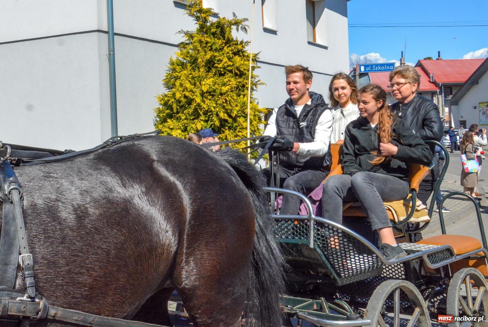 Zdjęcie w galerii na portalu naszraciborz.pl: Pietrowice Wielkie: 101 koni, policjanci w siodle i husaria - wielkanocna tradycja procesji błagalnej [FOTO i WIDEO] wiadomości z regionu
