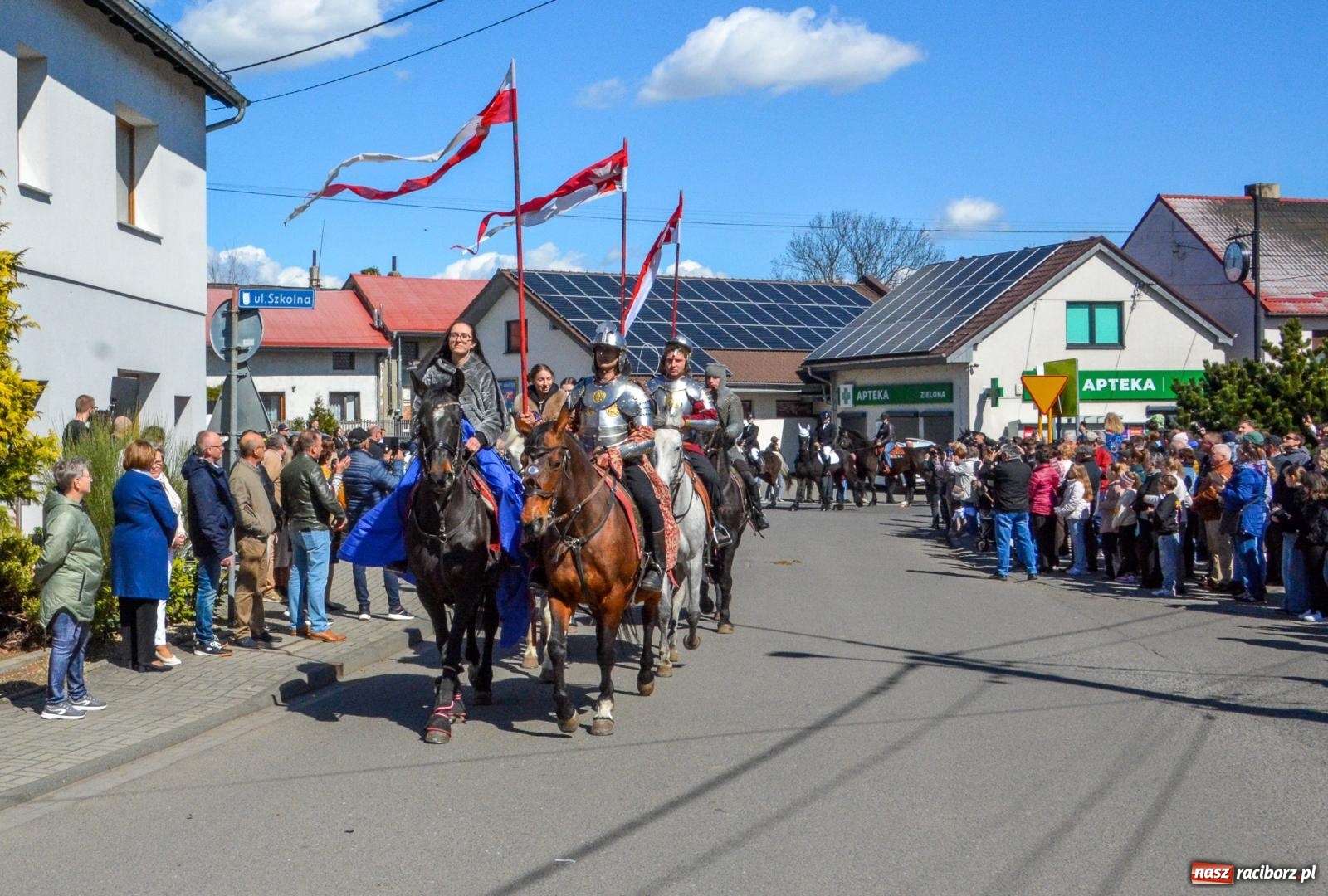 Zdjęcie w galerii na portalu naszraciborz.pl: Pietrowice Wielkie: 101 koni, policjanci w siodle i husaria - wielkanocna tradycja procesji błagalnej [FOTO i WIDEO] wiadomości z regionu