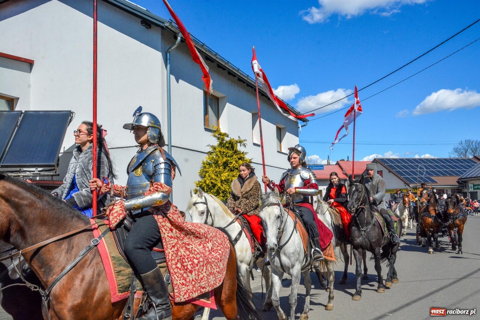Zdjęcie w galerii na portalu naszraciborz.pl: Pietrowice Wielkie: 101 koni, policjanci w siodle i husaria - wielkanocna tradycja procesji błagalnej [FOTO i WIDEO] wiadomości z regionu