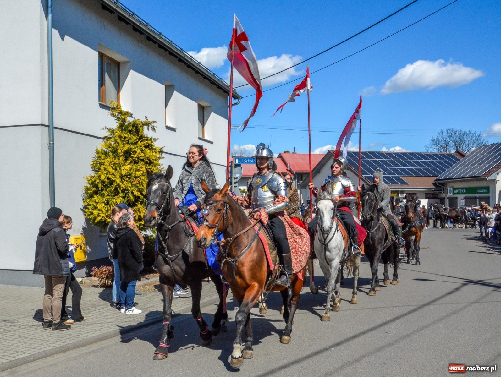 Zdjęcie w galerii na portalu naszraciborz.pl: Pietrowice Wielkie: 101 koni, policjanci w siodle i husaria - wielkanocna tradycja procesji błagalnej [FOTO i WIDEO] wiadomości z regionu