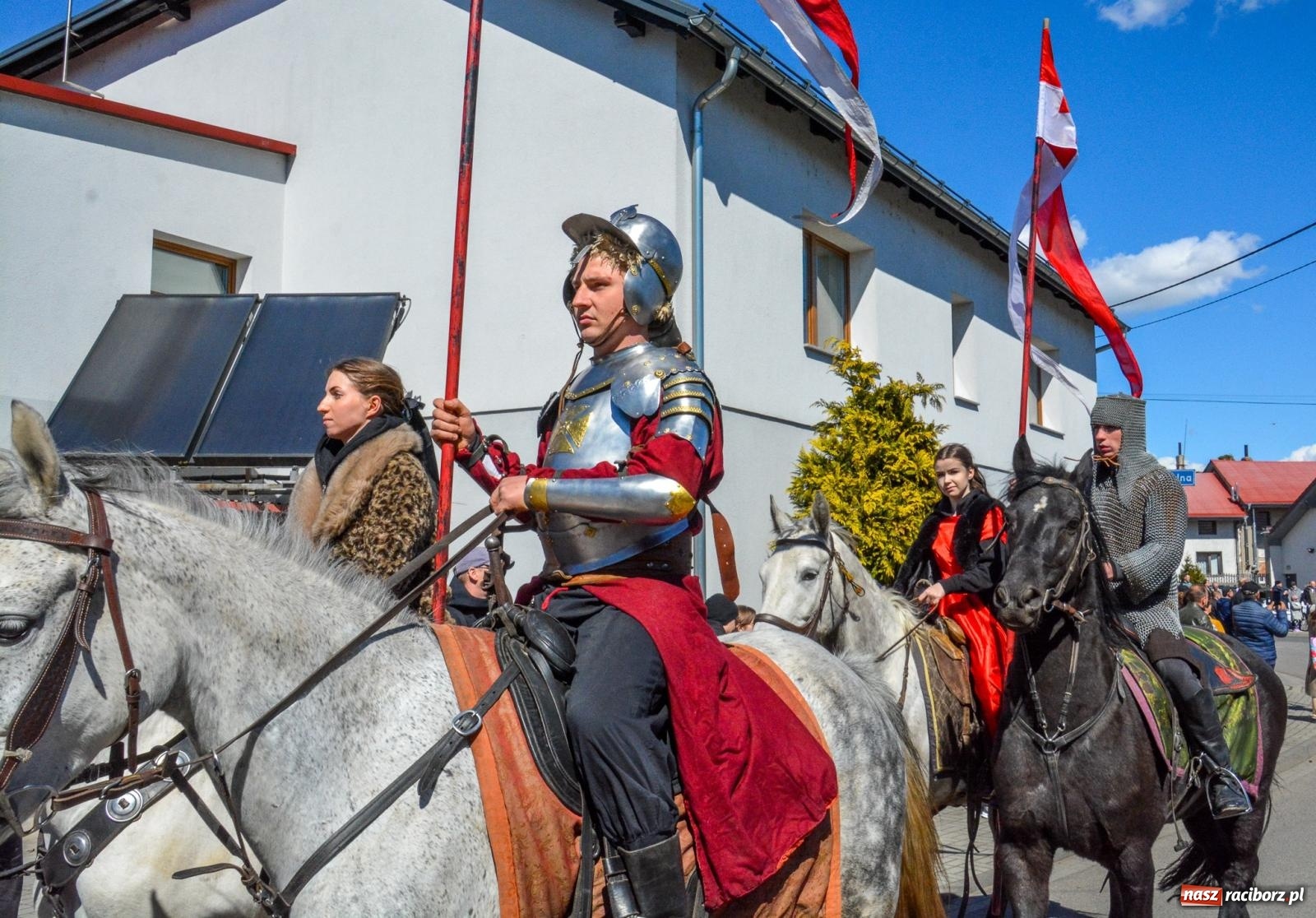 Zdjęcie w galerii na portalu naszraciborz.pl: Pietrowice Wielkie: 101 koni, policjanci w siodle i husaria - wielkanocna tradycja procesji błagalnej [FOTO i WIDEO] wiadomości z regionu