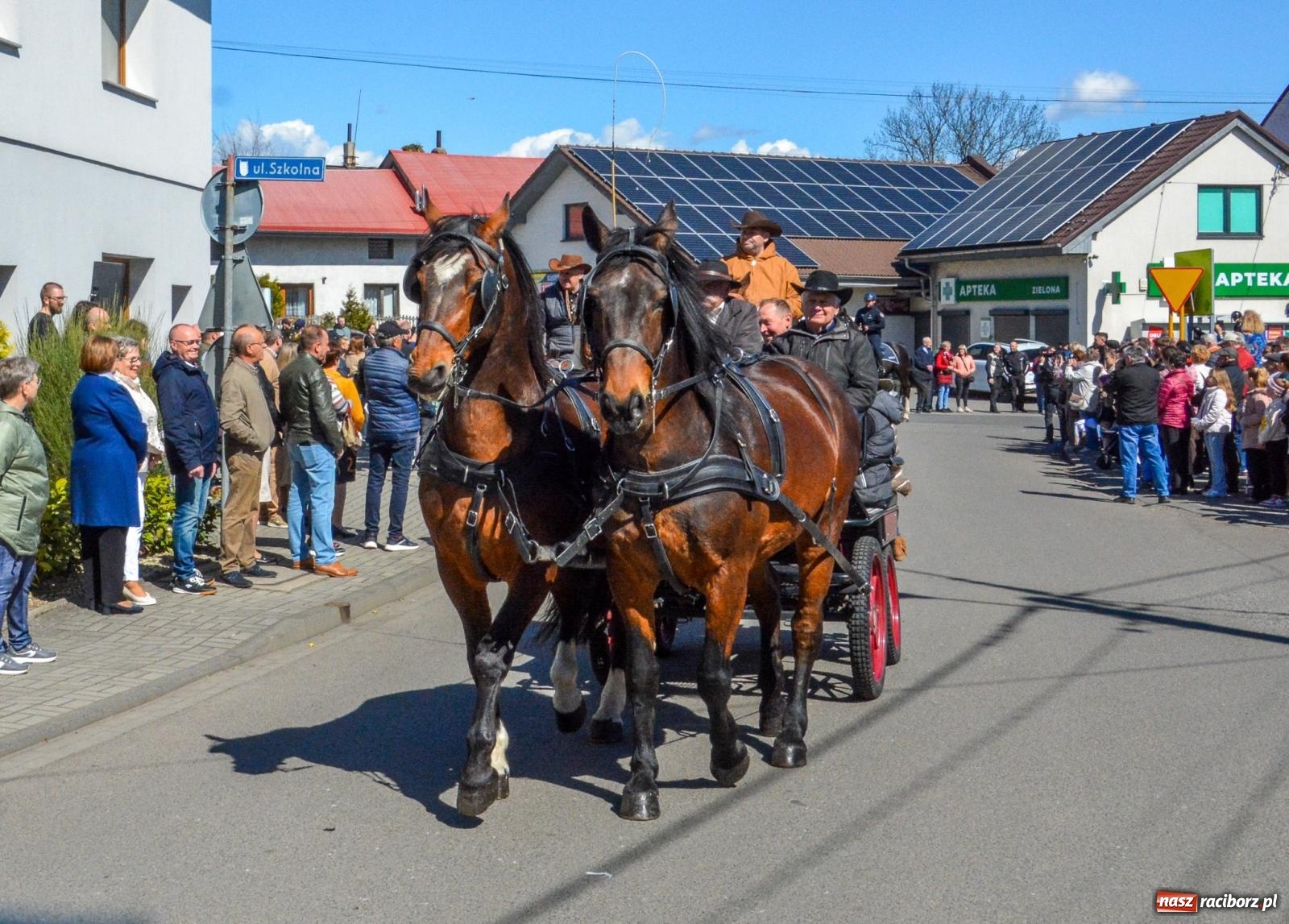 Zdjęcie w galerii na portalu naszraciborz.pl: Pietrowice Wielkie: 101 koni, policjanci w siodle i husaria - wielkanocna tradycja procesji błagalnej [FOTO i WIDEO] wiadomości z regionu