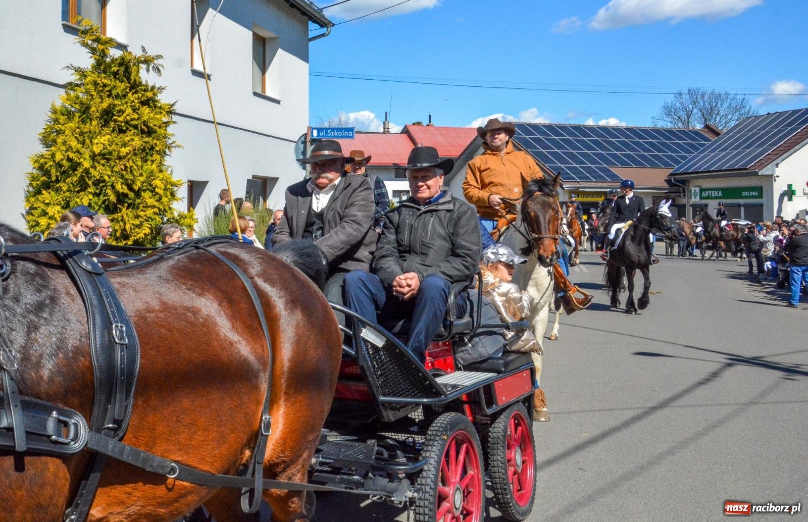 Zdjęcie w galerii na portalu naszraciborz.pl: Pietrowice Wielkie: 101 koni, policjanci w siodle i husaria - wielkanocna tradycja procesji błagalnej [FOTO i WIDEO] wiadomości z regionu