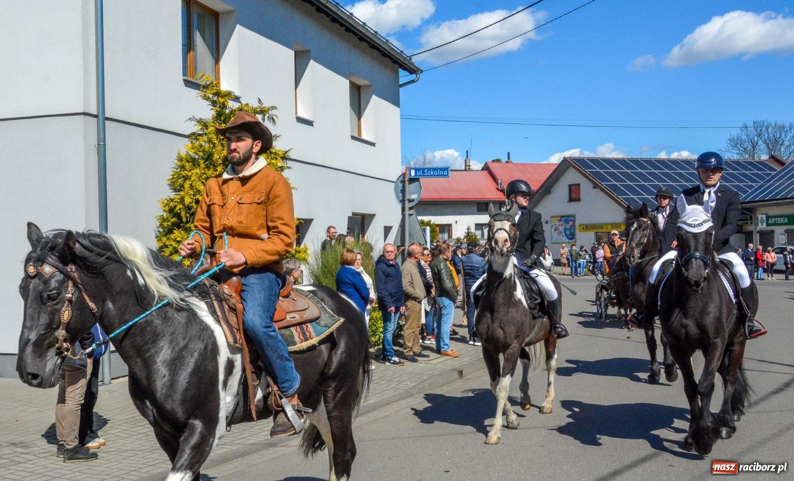 Zdjęcie w galerii na portalu naszraciborz.pl: Pietrowice Wielkie: 101 koni, policjanci w siodle i husaria - wielkanocna tradycja procesji błagalnej [FOTO i WIDEO] wiadomości z regionu