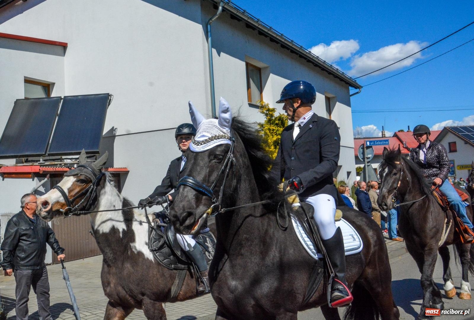 Zdjęcie w galerii na portalu naszraciborz.pl: Pietrowice Wielkie: 101 koni, policjanci w siodle i husaria - wielkanocna tradycja procesji błagalnej [FOTO i WIDEO] wiadomości z regionu