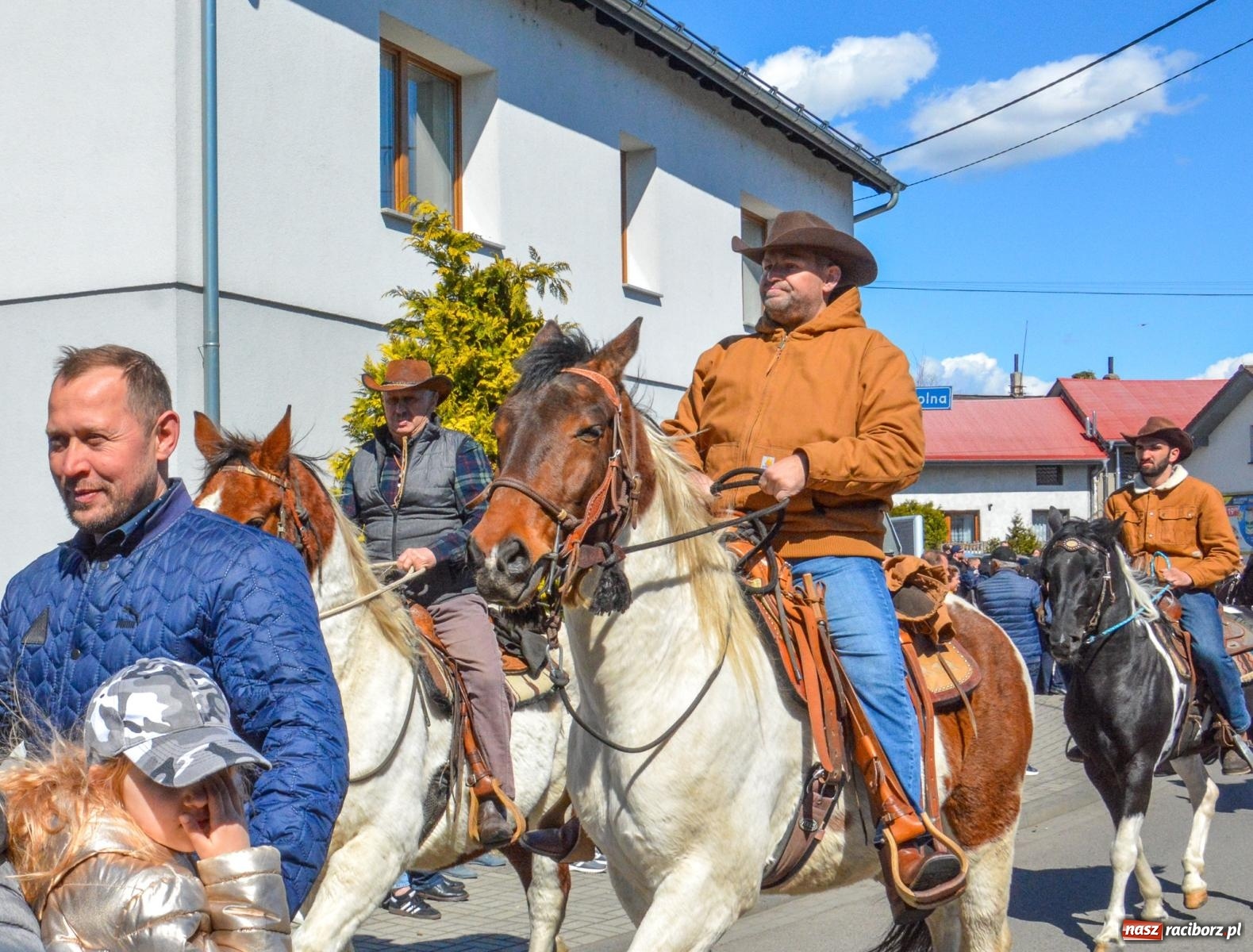 Zdjęcie w galerii na portalu naszraciborz.pl: Pietrowice Wielkie: 101 koni, policjanci w siodle i husaria - wielkanocna tradycja procesji błagalnej [FOTO i WIDEO] wiadomości z regionu