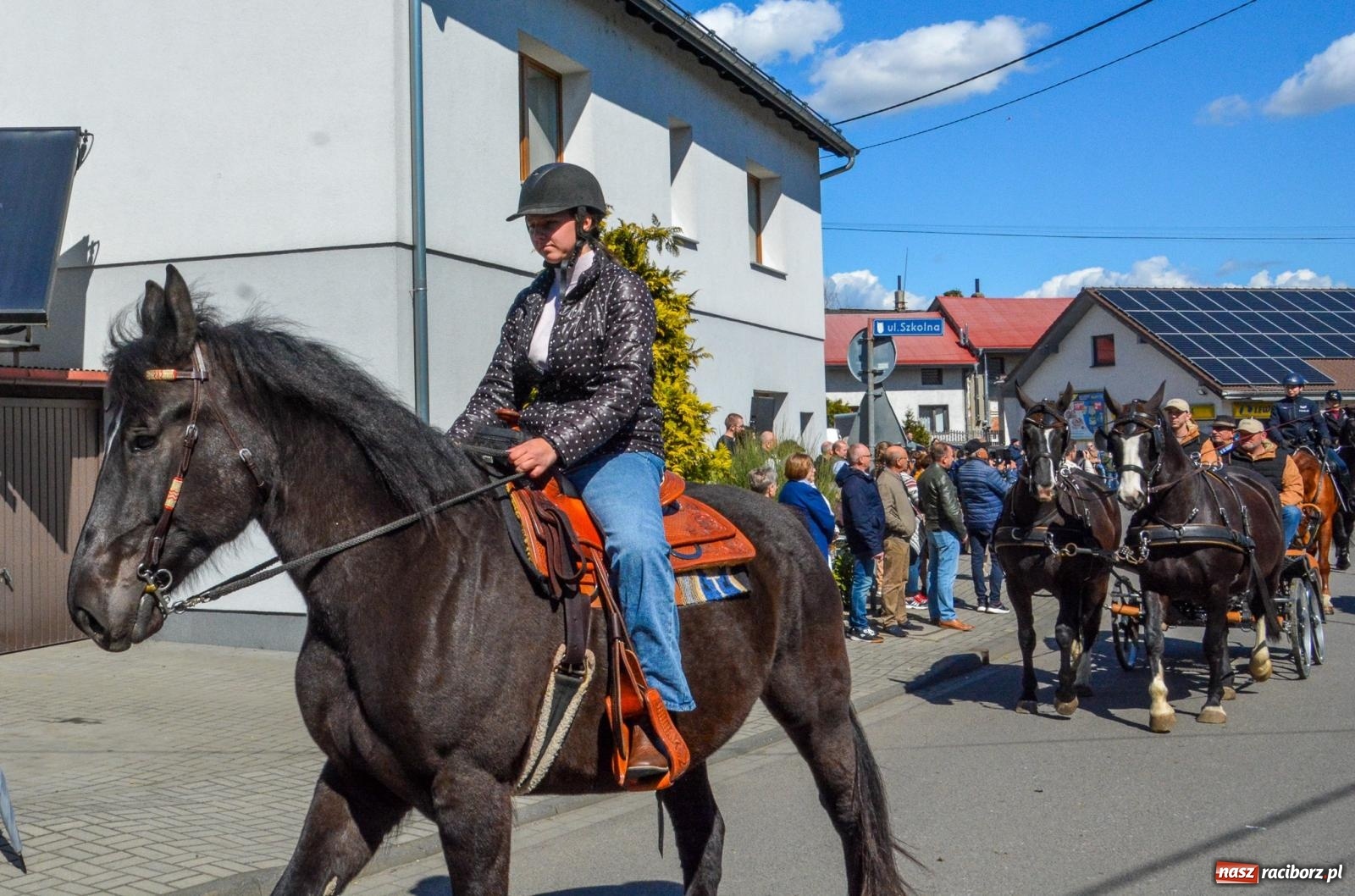 Zdjęcie w galerii na portalu naszraciborz.pl: Pietrowice Wielkie: 101 koni, policjanci w siodle i husaria - wielkanocna tradycja procesji błagalnej [FOTO i WIDEO] wiadomości z regionu